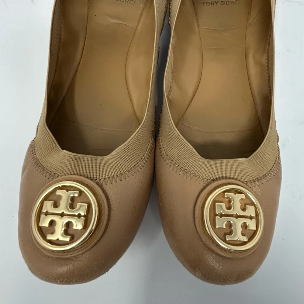 Tory Burch Caroline Leather Medallion Logo Ballet Flats Natural Tan 8M.